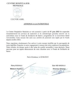 Cette situation n'est pas isolée. Dans la province du Kongo-Central, des structures de santé appliquant la gratuité de la maternité se retrouvent en difficulté, certaines pharmacies hospitalières étant tombées en faillite. Des patientes ont rapporté avoir dû acheter elles-mêmes des kits d'accouchement en raison de l'absence de ravitaillement [2] .

Le programme de gratuité de la maternité, lancé en septembre 2023, visait à réduire la mortalité maternelle et néonatale en RDC. Malgré son ambition, des défis tels que le sous-financement et des problèmes de gestion entravent sa mise en œuvre efficace [3] .

Face à ces défis, il est crucial que le gouvernement évalue et ajuste le programme pour garantir sa viabilité et assurer des soins de qualité aux femmes enceintes et aux nouveau-nés à travers le pays.