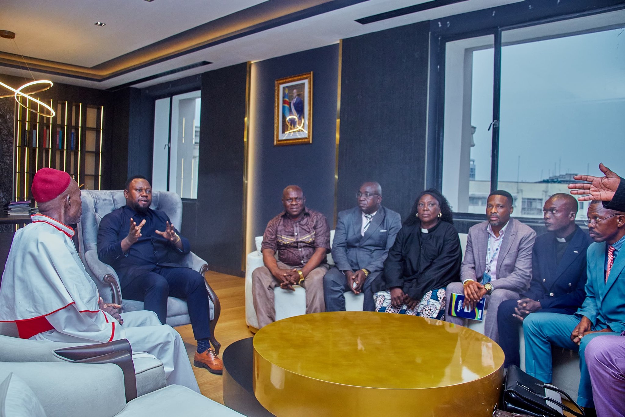 Dans le cadre de la poursuite de ses consultations avec les confessions religieuses, Son Excellence Samuel MBEMBA KABUYA, ministre intérimaire de la Justice en République démocratique du Congo, a reçu en audience, ce 14 juillet 2025, une délégation du Rassemblement des Églises et Communautés pour Christ au Congo (RECCC), l’une des confessions religieuses agréées dans le pays.