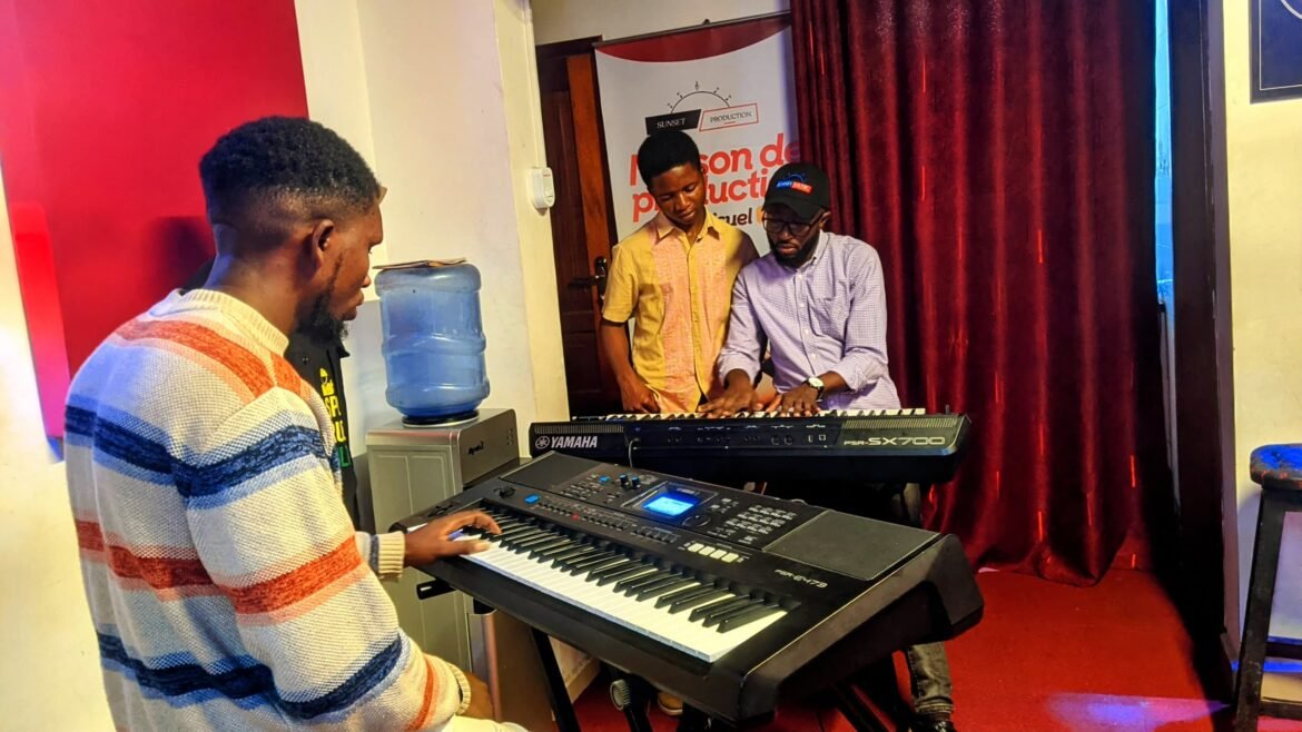 Dans un paysage musical en constante évolution, où le talent seul ne suffit plus à percer, il devient impératif pour les artistes d’opter pour un encadrement