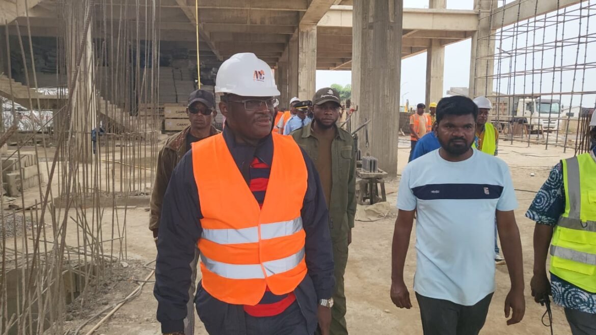 En séjour parlementaire dans sa circonscription, le député national John Kabeya Shikayi a effectué, ce jeudi 12 septembre 2025, une visite d’inspection sur le chantier de construction de la nouvelle aérogare de Kananga.