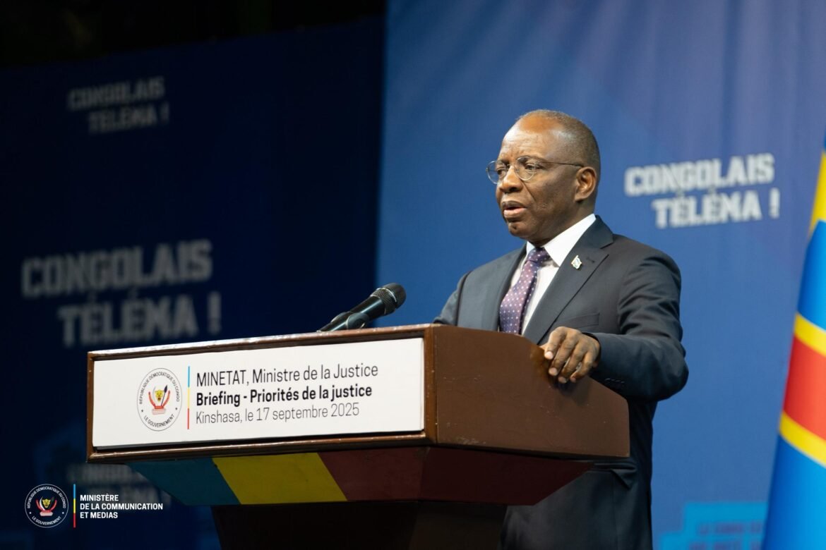 Guillaume Ngefa a été nommé au poste le 8 août 2025, en remplacement de Constant Mutamba Tungunga. Sa nomination s’inscrit dans un contexte de forte attente : l’impunité, la lenteur de la justice, les conditions de détention et un déficit de confiance vis-à-vis des institutions judiciaires sont des enjeux récurrents