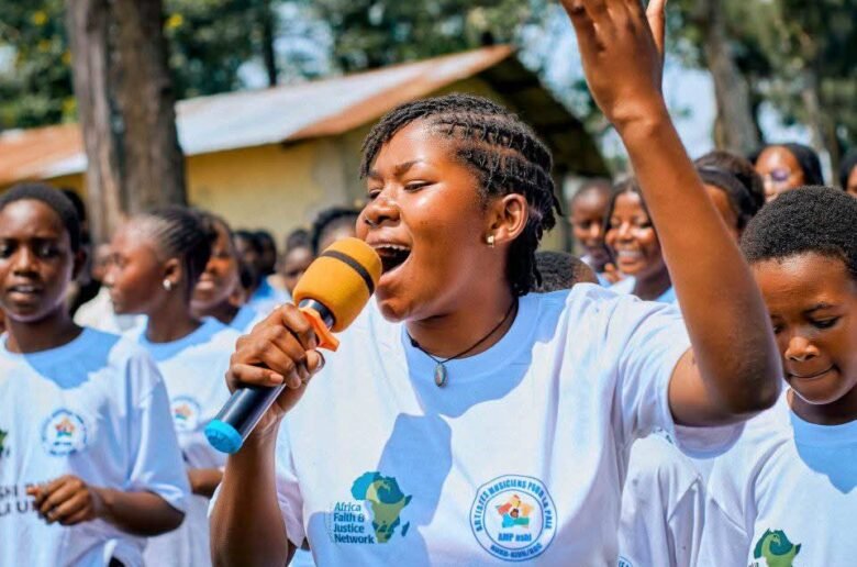 Dans un monde où les conflits armés laissent des blessures profondes, la culture se dresse comme un refuge plein d’espérance. « Là où les armes divisent