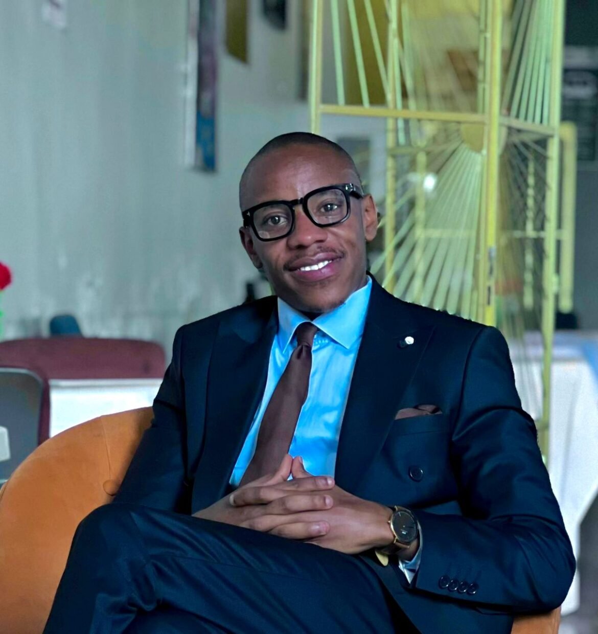 Né à Goma le 17 octobre 1997, Agapao Mumpfano William est un artiste au parcours profondément marqué par la foi. Issu d’une famille chrétienne attachée