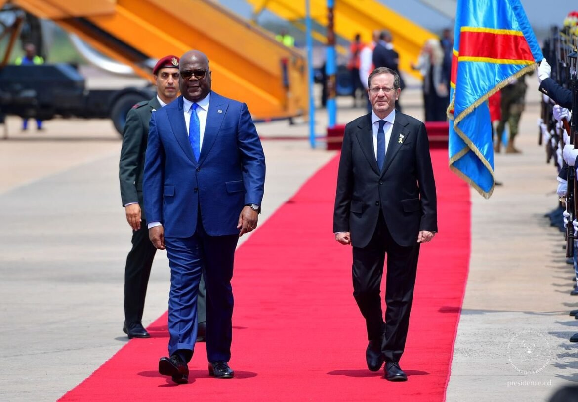 Le Président de l’État d’Israël, Isaac Herzog, est arrivé ce mardi à Kinshasa, capitale de la République Démocratique du Congo (RDC), pour une visite de travail de quelques heures placée sous le signe du renforcement des relations bilatérales entre les deux pays.