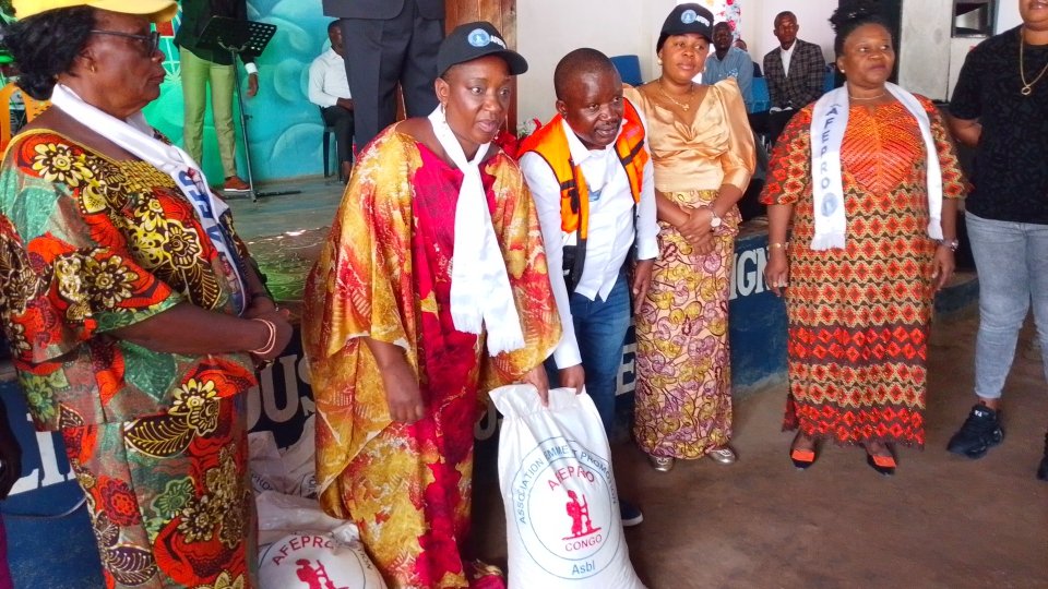 À quelques jours des festivités de fin d’année, l’Association des Femmes pour la promotion (AFEPRO) de Marthe Kasalu a posé un geste fort de solidarité à Kananga, en faveur des couches vulnérables.