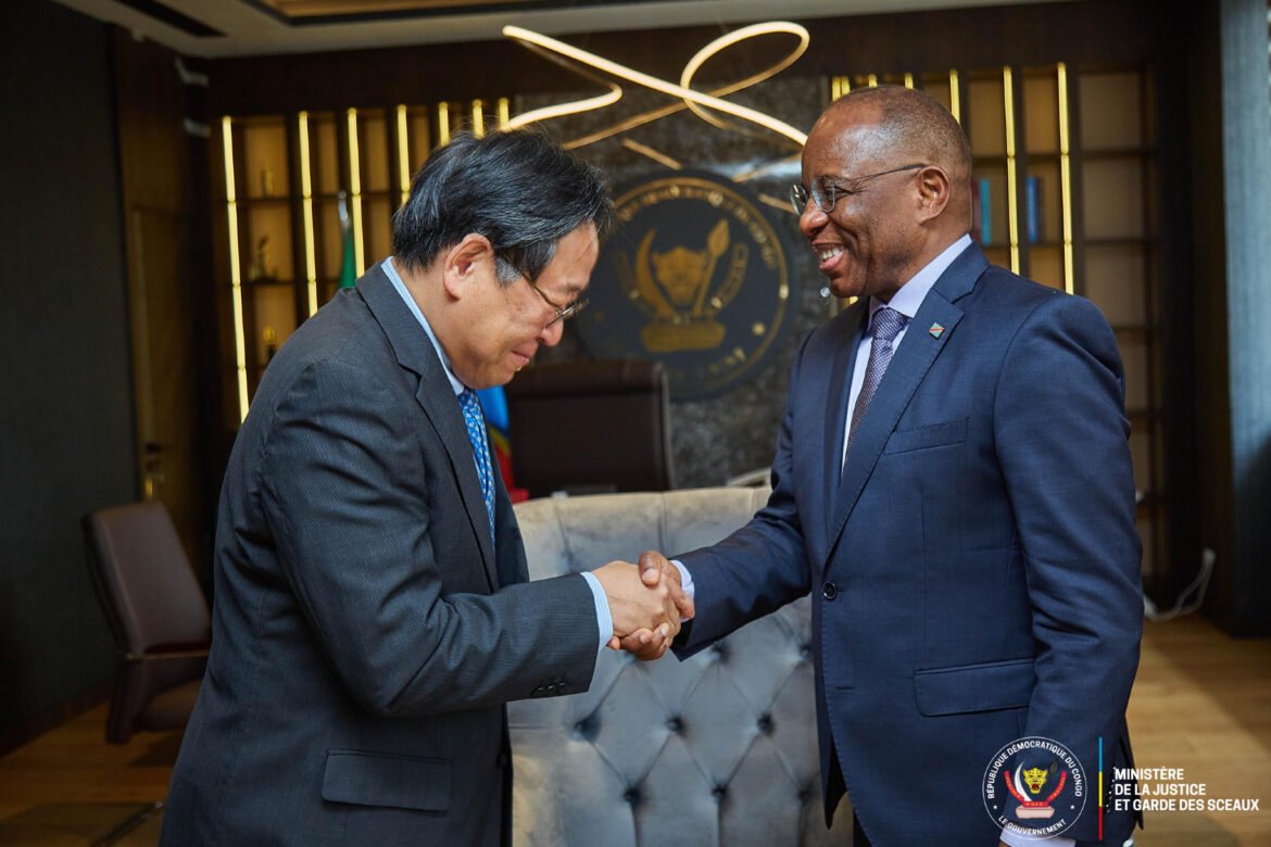 le Ministre d’État, Ministre de la Justice et Garde des Sceaux, Guillaume Ngefa Atondoko Andali, a reçu dans son cabinet de travail Son Excellence Ogawa Hidetoshi, Ambassadeur du Japon