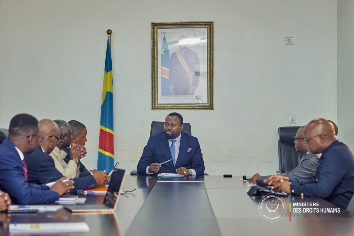 Conformément aux instructions du Chef de l’État, Félix TSHISEKEDI, le Ministre des Droits Humains, Me Samuel MBEMBA KABUYA, a présidé, ce mardi 30 décembre, une réunion importante consacrée à l’élaboration de la stratégie nationale de plaidoyer sur la reconnaissance du génocide congolais.