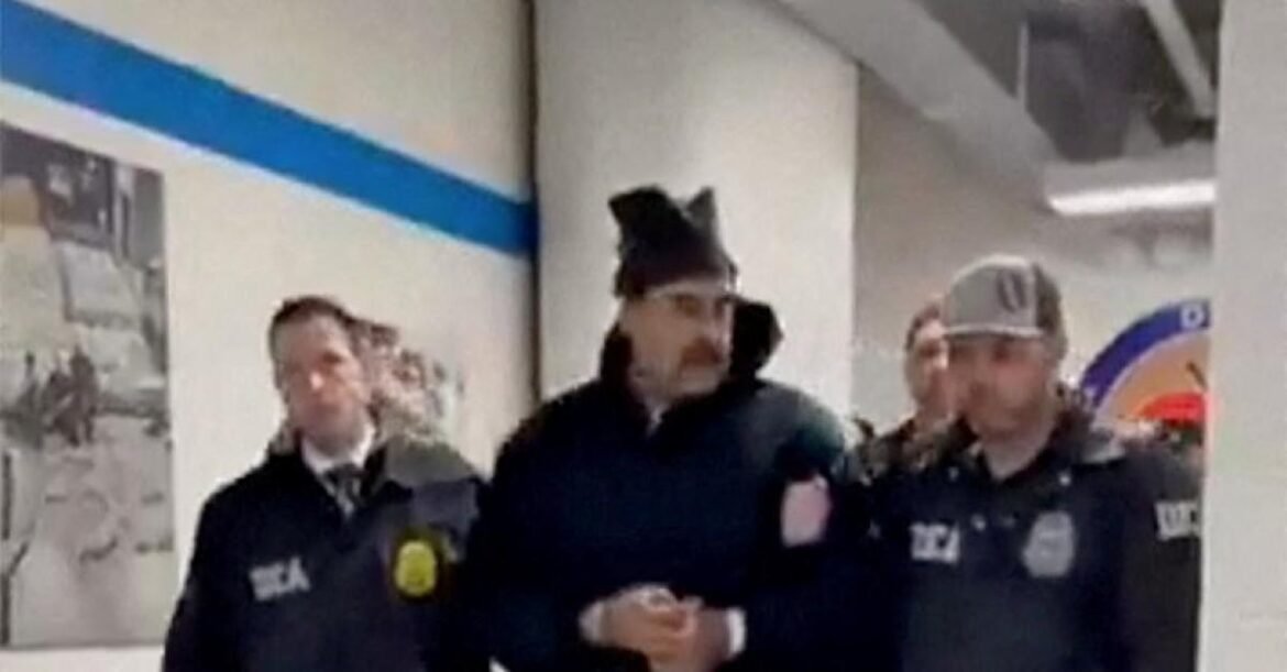 le président vénézuélien Nicolás Maduro et son épouse seraient arrivés à New York après avoir été capturés par les forces américaines lors d’une opération militaire extraordinaire menée dans leur résidence de Caracas