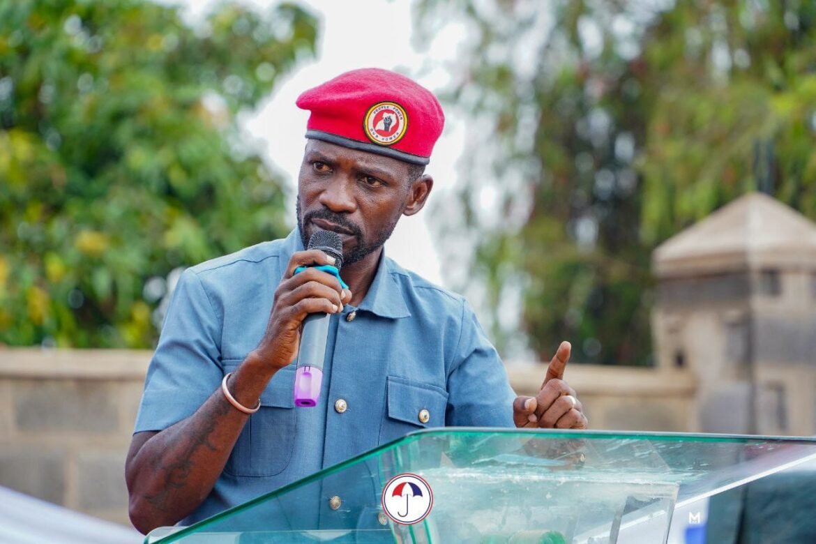 Alors qu’il accomplissait son devoir civique lors du scrutin présidentiel, Robert Kyagulanyi, candidat à la présidentielle du National Unity Platform (NUP), plus connu sous le nom de Bobi Wine, a vivement condamné la coupure d’internet imposée à l’échelle nationale, la qualifiant de manœuvre délibérée visant à priver les Ougandais d’informations essentielles.