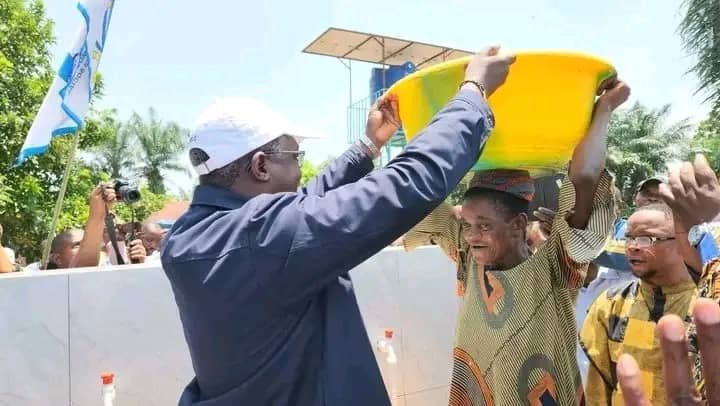 En séjour à Kananga à l’occasion du début de ses vacances parlementaires, le député national John Kabeya Shikayi, affectueusement surnommé Wa Nzambi, a effectué, ce jeudi 29 janvier 2026, une visite de terrain dans plusieurs quartiers de la ville, notamment Kamenga, Nkadi et Katoka 2.