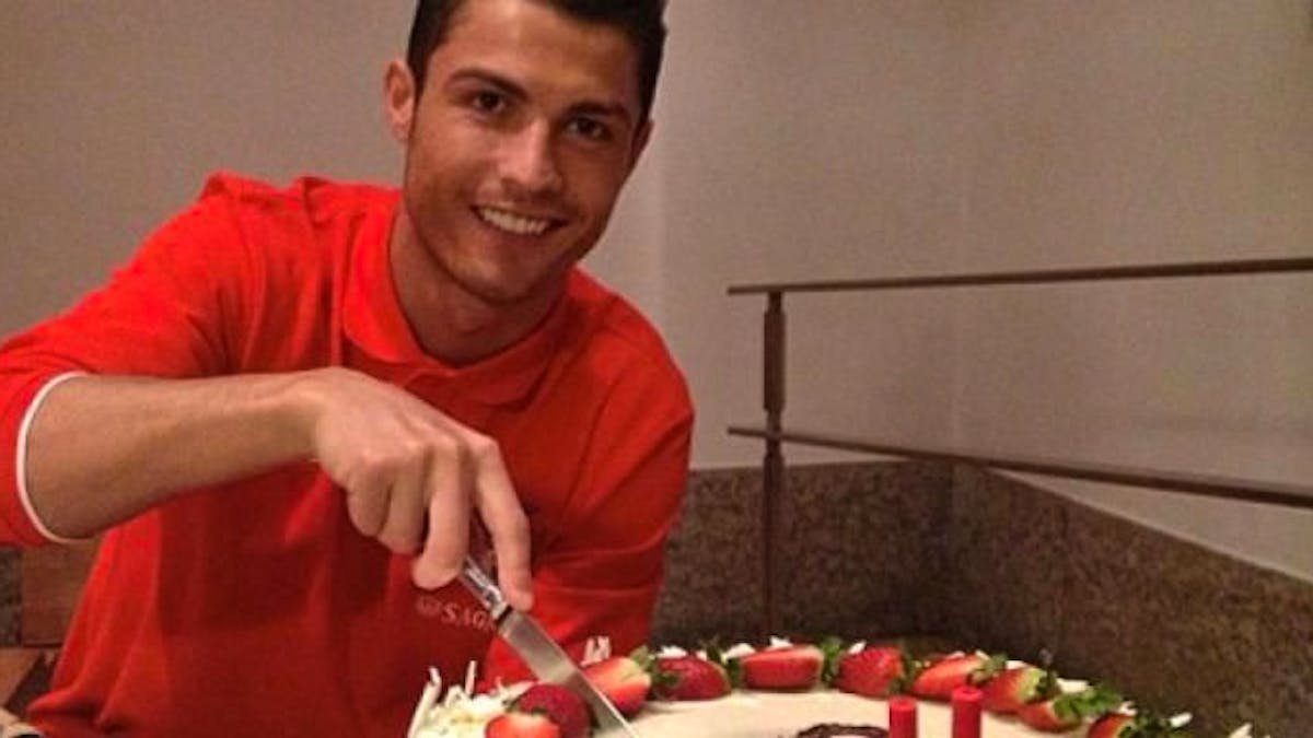 Le 5 février, le monde du football célèbre l’anniversaire de Cristiano Ronaldo, l’un des plus grands joueurs de l’histoire. Né en 1985 à Madère (Portugal), CR7