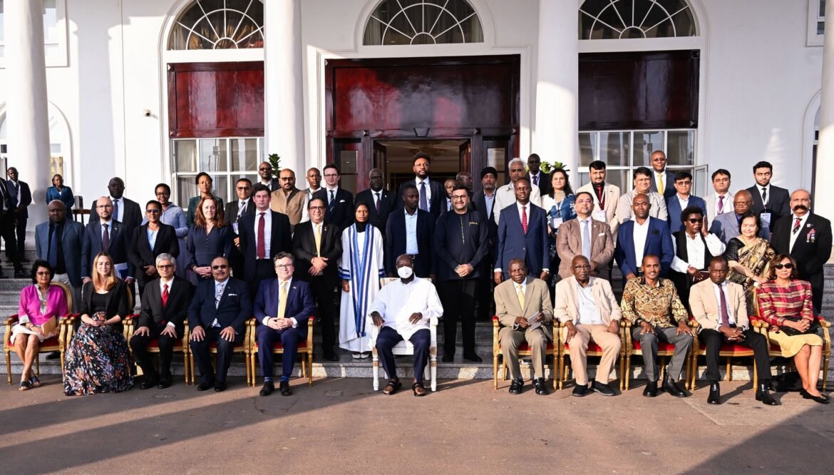 Le Président ougandais Yoweri Museveni a réaffirmé sa vision stratégique du développement mondial en annonçant avoir accueilli des visiteurs en provenance du Royaume-Uni et de l’Inde, venus explorer la mise en place d’un partenariat tripartite reliant l’Asie, l’Europe et l’Afrique à travers l’Ouganda.