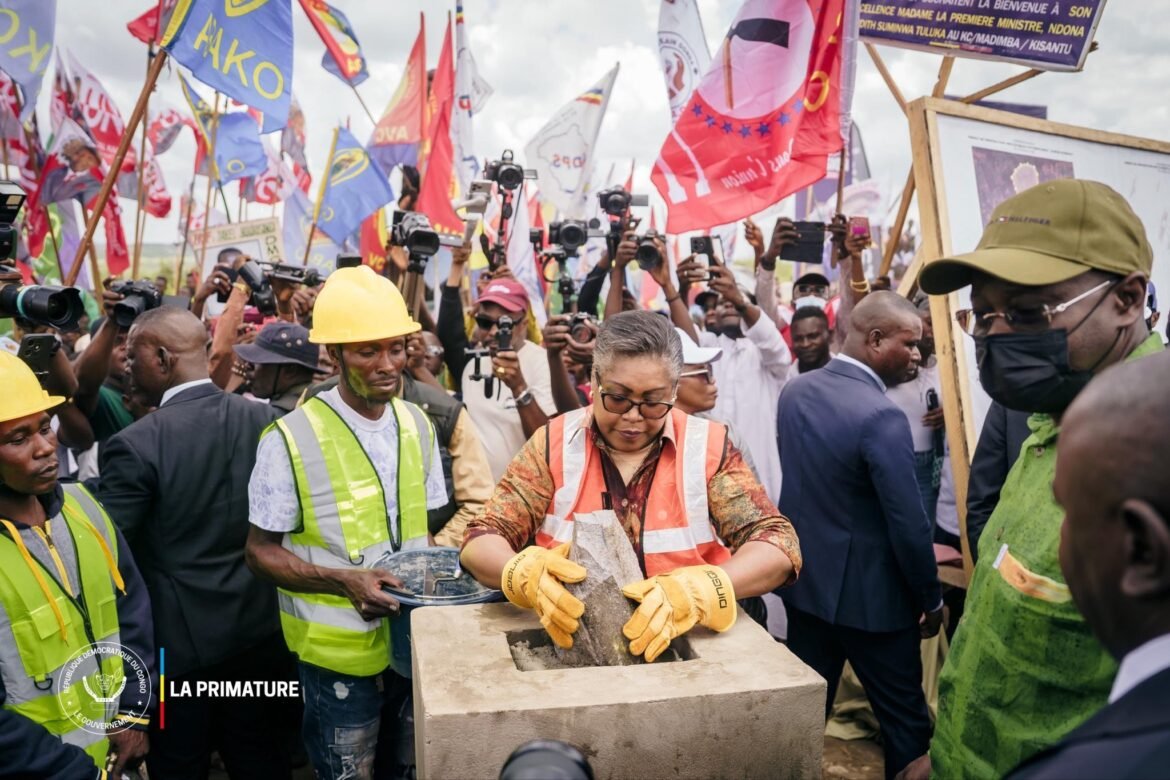 La Première Ministre de la République démocratique du Congo, Judith Suminwa Tuluka, est arrivée ce samedi à Mbanza-Ngungu, dans la province du Kongo Central, où elle a été accueillie par une forte mobilisation populaire.