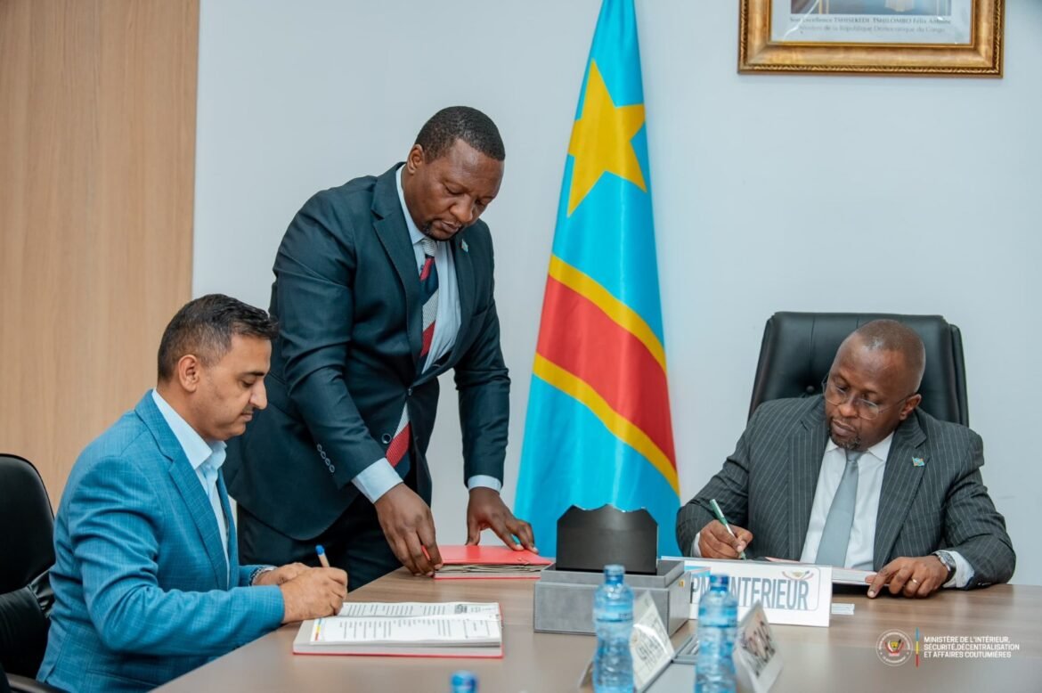 Dans le cadre du renforcement des capacités opérationnelles de la Police Nationale Congolaise (PNC), le Vice-Premier Ministre, Ministre de l’Intérieur, Sécurité, Décentralisation et Affaires Coutumières, Jacquemain Shabani Lukoo