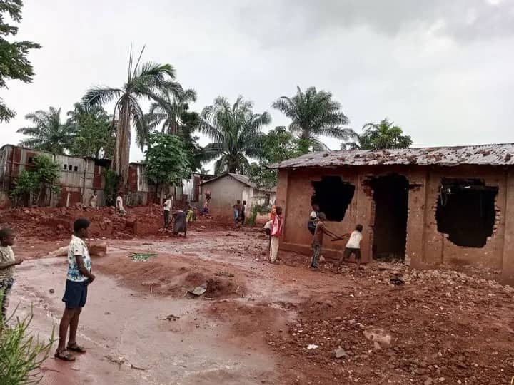 Un drame tragique s’est produit dans la nuit du samedi à dimanche 22 février 2026 sur l’avenue de la Mosquée, dans la commune de Kanzala, à Tshikapa, chef-lieu de la province du Kasaï.