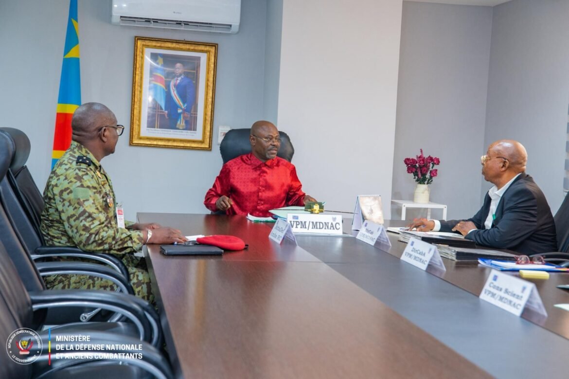 Le Vice-Premier Ministre, Ministre de la Défense nationale et Anciens Combattants, S.E. Guy Kabombo Muadiamvita, a reçu ce lundi en son cabinet de travail le Général de Division Thierry Lengbe, Attaché de Défense de la République centrafricaine en République démocratique du Congo et Doyen des Attachés de Défense accrédités en RDC, dans le cadre d’une visite de courtoisie.