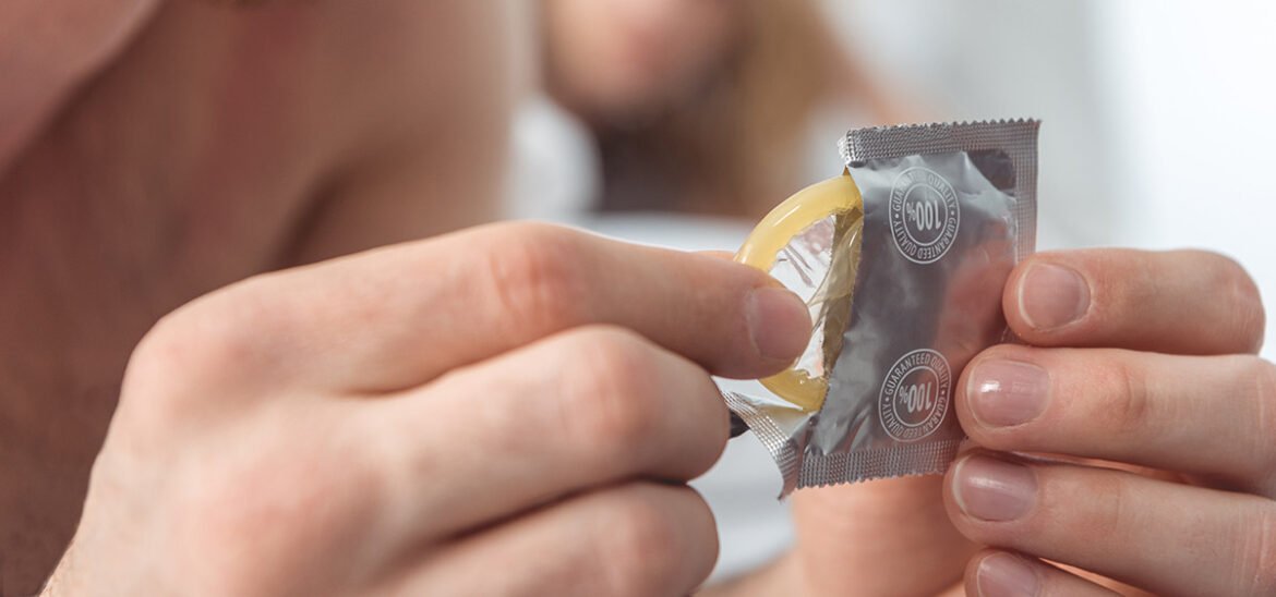 La communauté internationale célèbre chaque 13 février la Journée internationale du préservatif, à la veille de la Saint-Valentin. Cette date symbolique vise à promouvoir la prévention des infections sexuellement transmissibles (IST), du VIH et des grossesses non désirées, tout en encourageant un dialogue ouvert sur la santé sexuelle.