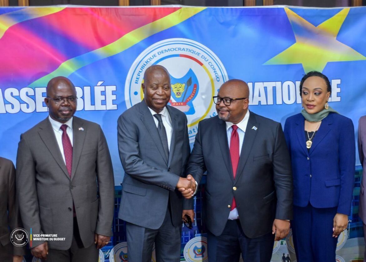 À l’approche de la prochaine rentrée parlementaire en République démocratique du Congo, le vice-Premier ministre en charge du Budget, Adolphe Muzito, a été au centre des consultations entre le gouvernement et le Bureau de l’Assemblée nationale de la République démocratique du Congo.
