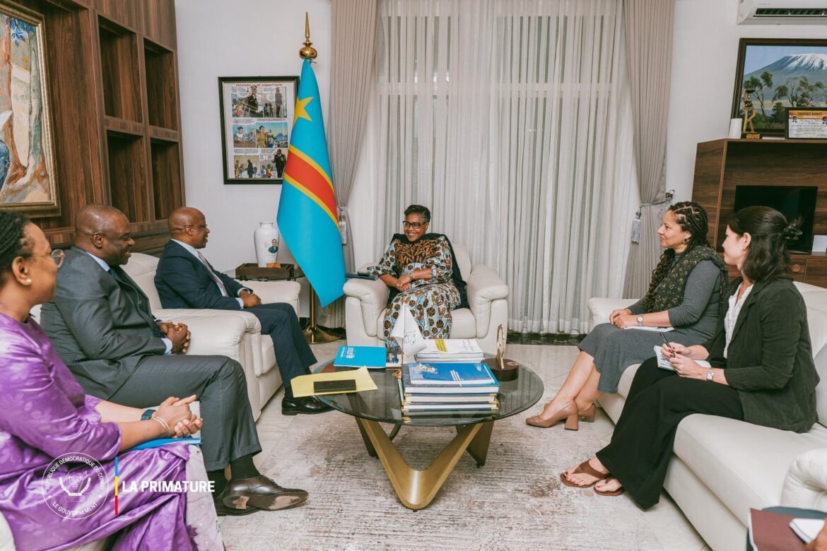La Première Ministre Judith Suminwa Tuluka échange avec l’UNICEF sur les frappes de drones à Goma et la protection des enfants en RDC. Soutien humanitaire et coopération renforcée.