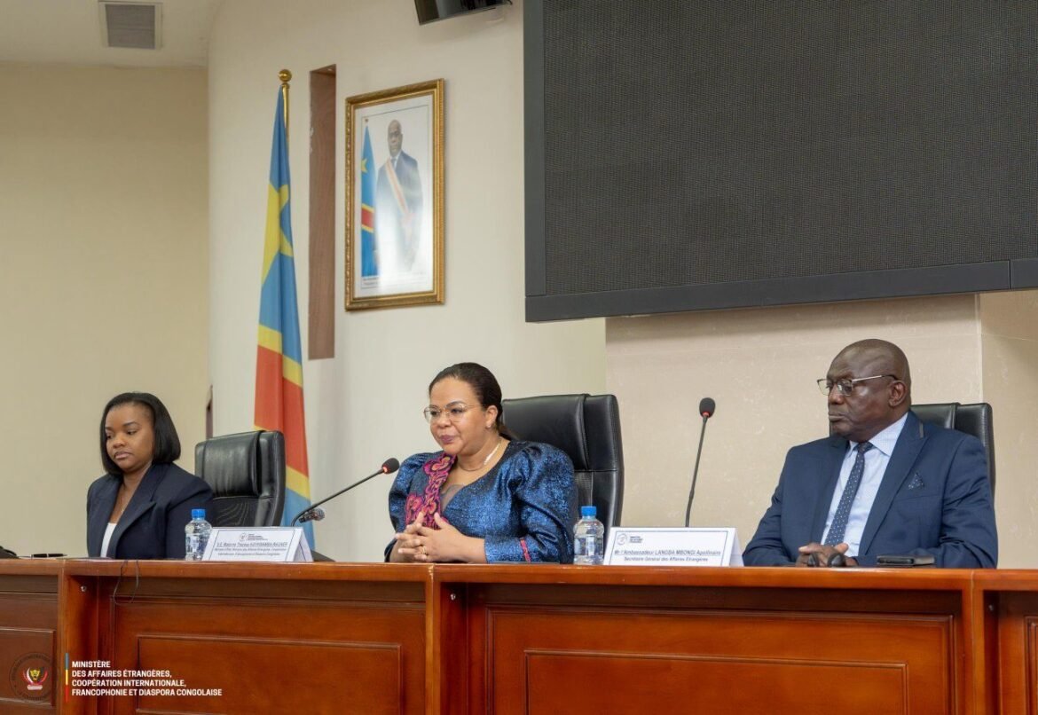 la Ministre d’État en charge des Affaires étrangères, Thérèse Kayikwamba Wagner, a tenu une importante réunion avec le corps diplomatique accrédité en République démocratique du Congo.