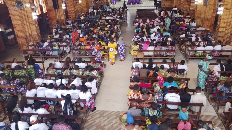 À l’occasion de la célébration officielle de la Journée internationale des droits de la femme, organisée ce lundi 9 mars 2026 à la Pro-Cathédrale Saint Clément de Kananga, plusieurs personnalités et organisations de la société civile ont pris part à une messe commémorative dédiée aux femmes, particulièrement celles victimes de violences basées sur le genre.