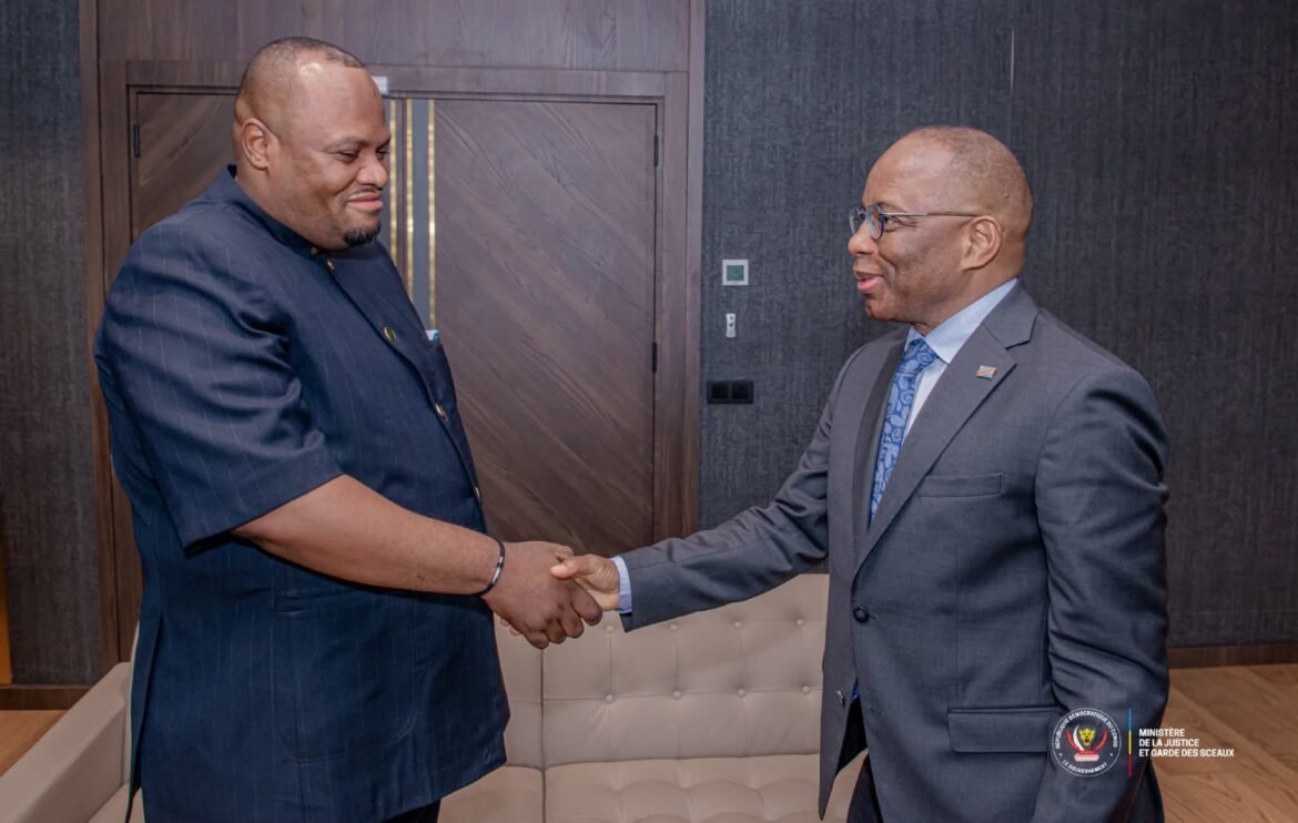 Le ministre d’État, ministre de la Justice et Garde des Sceaux, Guillaume Ngefa Atondoko Andali, a tenu ce jeudi 12 mars 2026 une séance de travail dans son cabinet avec le gouverneur de la ville de Kinshasa, Daniel Bumba Lubaki, accompagné du vice-gouverneur Eddie Iyeli Molangi.