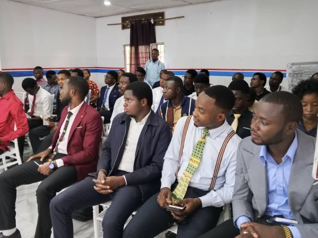 L’ambassadeur Peter Bakandowa, ancien président du Conseil provincial de la jeunesse du Kasaï Central, a été reçu ce samedi 21 mars 2026 par le Parlement des jeunes, lors d’un colloque organisé dans la salle CBC.