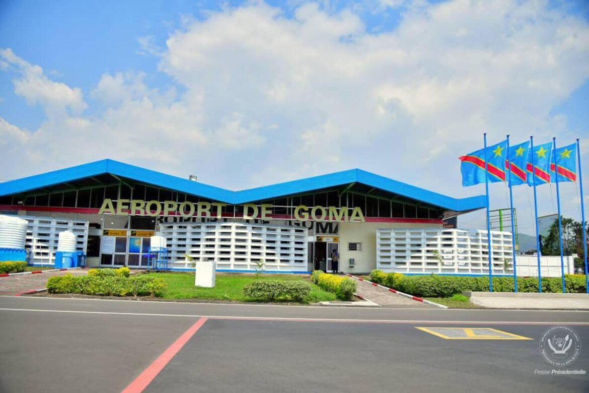 Alors que les rebelles maintiennent leurs positions au Nord-Kivu, Kinshasa plaide pour la réouverture humanitaire de l’aéroport de Goma afin de faciliter l’accès aux populations en détresse.