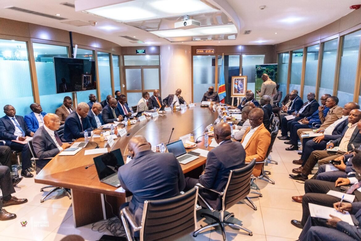 Le Ministre des Mines de la République démocratique du Congo, Louis Watum Kabamba, a présidé ce mardi une importante réunion de travail avec l’ensemble des Chefs des Corps des structures sous tutelle de son ministère, marquant une nouvelle étape dans la réforme du secteur minier.