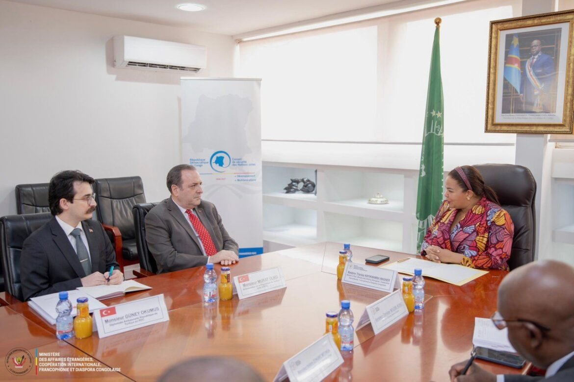 La ministre Thérèse Kayikwamba Wagner a reçu l’ambassadeur de Türkiye en RDC pour renforcer les relations bilatérales et discuter du Forum d’Antalya.