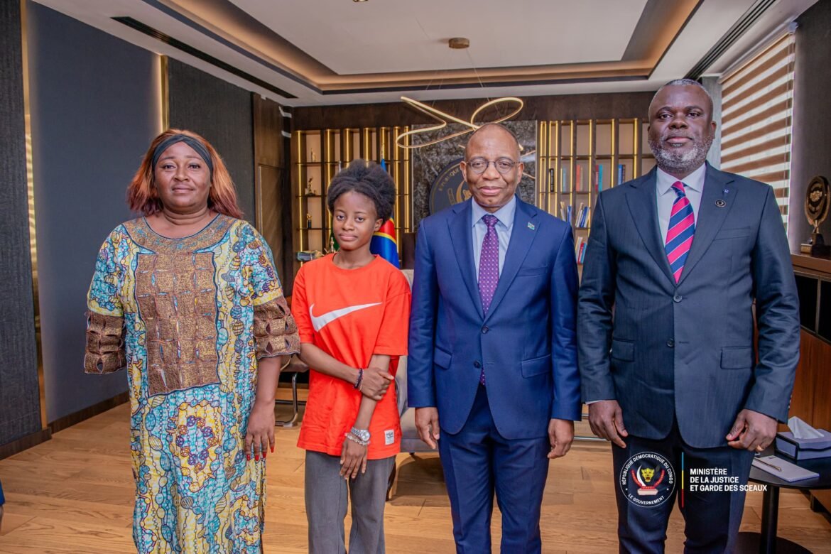 L’affaire Thérèse Kapinga continue de susciter l’attention de l’opinion publique en République démocratique du Congo. Ce mardi, le Ministre d’État, Ministre de la Justice et Garde des Sceaux, Guillaume Ngefa Atondoko Andali, a accordé une audience au journaliste Israël Mutombo, directeur général de Bosolo Télévision, accompagné de la jeune Thérèse Kapinga, de ses avocats et de ses proches.