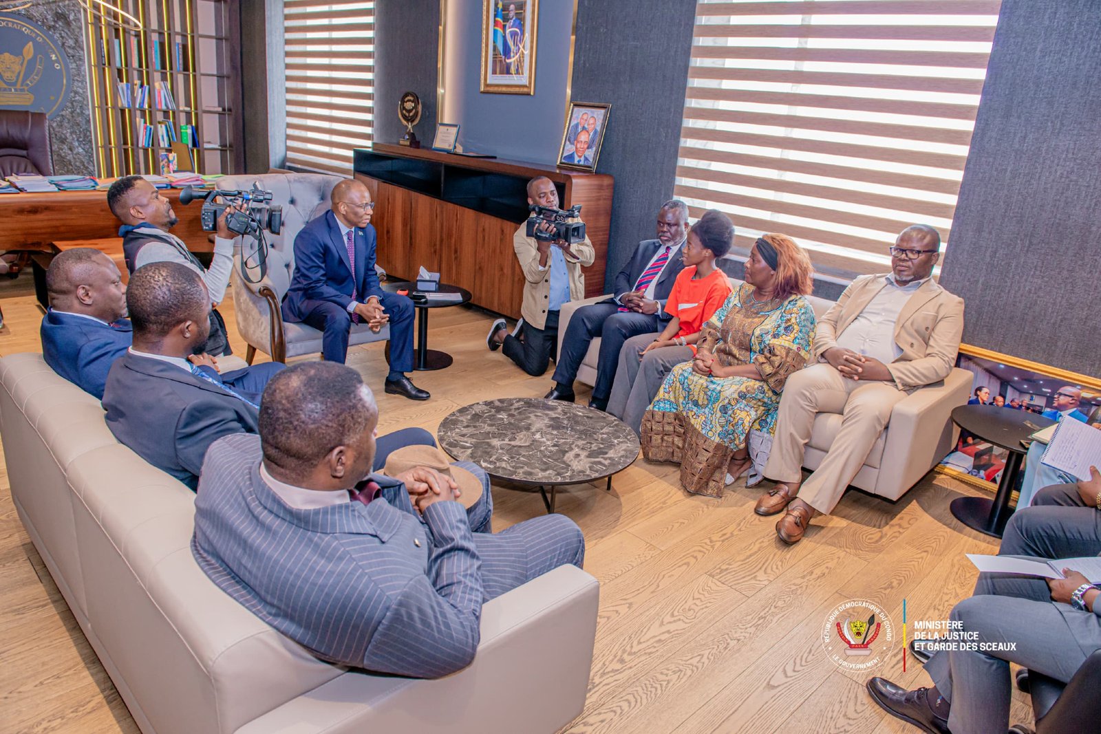 L’affaire Thérèse Kapinga continue de susciter l’attention de l’opinion publique en République démocratique du Congo. Ce mardi, le Ministre d’État, Ministre de la Justice et Garde des Sceaux, Guillaume Ngefa Atondoko Andali, a accordé une audience au journaliste Israël Mutombo, directeur général de Bosolo Télévision, accompagné de la jeune Thérèse Kapinga, de ses avocats et de ses proches.