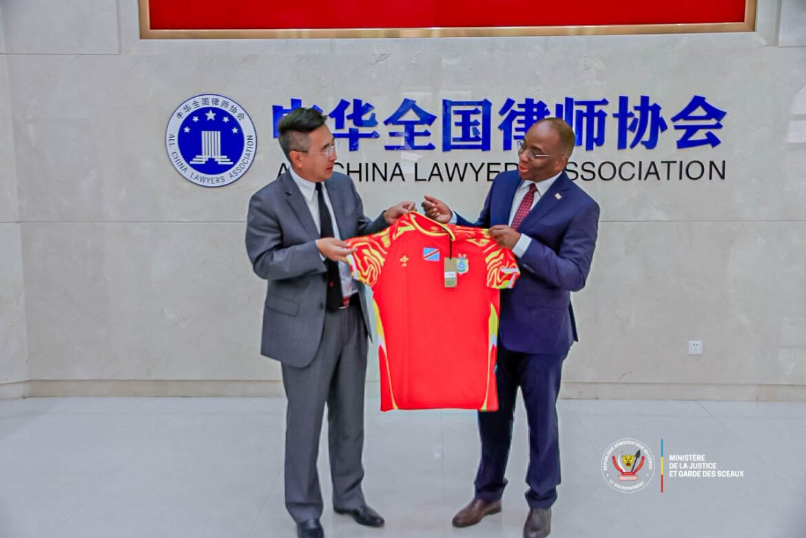 En visite officielle en Chine, le Ministre d’État, Ministre de la Justice et Garde des Sceaux de la République démocratique du Congo (RDC), Guillaume Ngefa Atondoko Andali, a entamé cette semaine une série de rencontres de haut niveau à Pékin dans le but de jeter les bases d’un partenariat approfondi dans le domaine de la justice entre Kinshasa et son premier partenaire commercial.