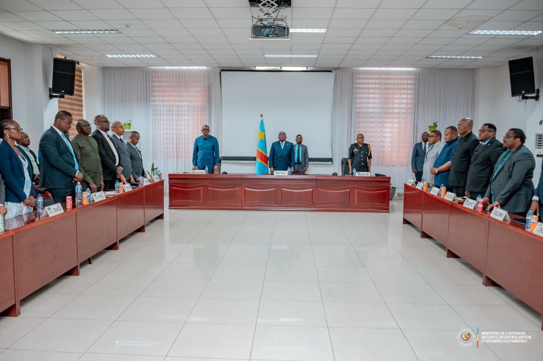 Remise des numéros verts « Urgence » par la Police Nationale Congolaise : un dispositif clé pour alerter rapidement les forces de sécurité en République démocratique du Congo et renforcer la protection des citoyens dans les 26 provinces.