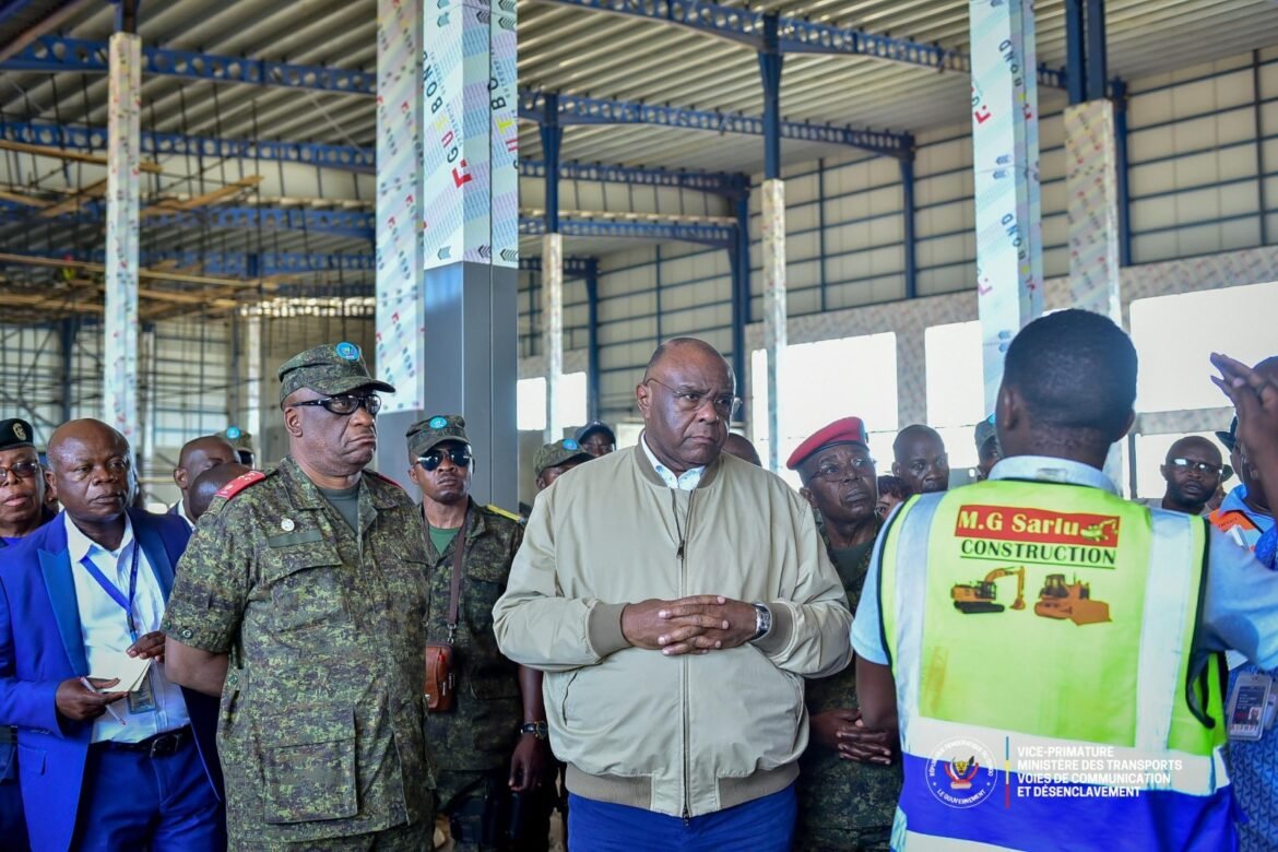 Dans le cadre de la modernisation des infrastructures de transport en République Démocratique du Congo, le Vice-Premier Ministre en charge des Transports, Jean-Pierre Bemba, a effectué une visite d’inspection à l’aéroport national de Bunia Murongo