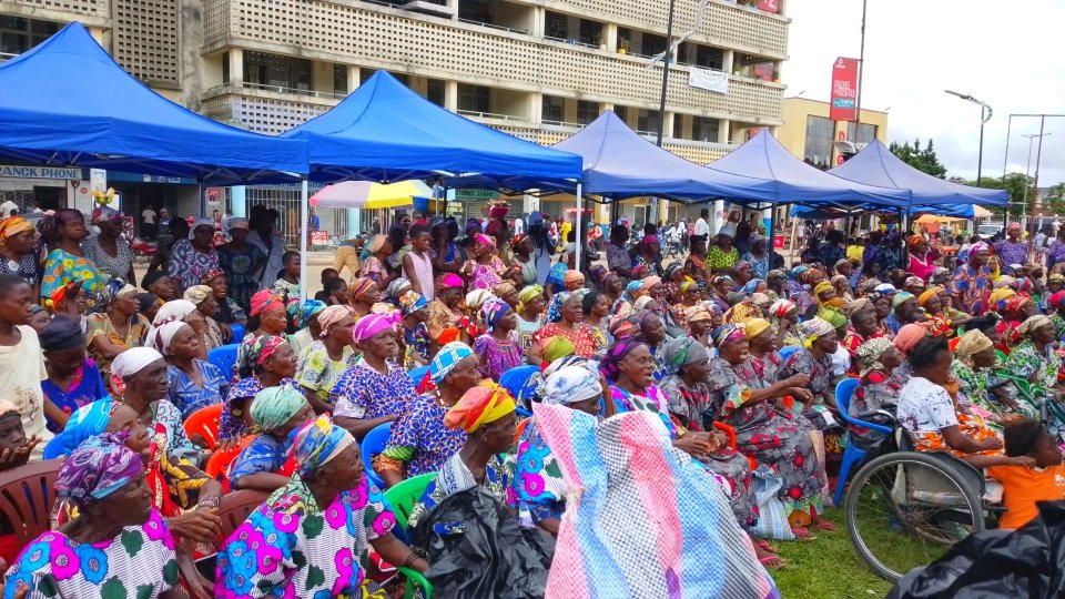 À l’occasion de la clôture du mois dédié aux droits des femmes, plusieurs organisations de la société civile du Kasaï Central, dont l’ONG Femme Main dans la Main pour le Développement Intégral (FMMDI), ont mené une action sociale en faveur des femmes veuves du troisième âge, ce samedi 4 avril 2026 à Kananga.