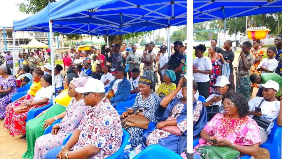 À l’occasion de la clôture du mois dédié aux droits des femmes, plusieurs organisations de la société civile du Kasaï Central, dont l’ONG Femme Main dans la Main pour le Développement Intégral (FMMDI), ont mené une action sociale en faveur des femmes veuves du troisième âge, ce samedi 4 avril 2026 à Kananga.