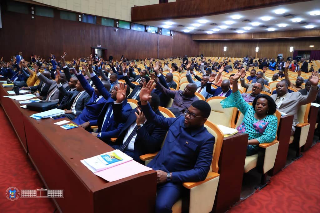 L’Assemblée nationale de la République démocratique du Congo a déclaré recevables, ce lundi 13 avril 2026, deux projets de loi majeurs portant sur la ratification de l’accord de partenariat stratégique entre la RDC et les États-Unis, ainsi que de l’accord de paix conclu entre la RDC et le Rwanda.