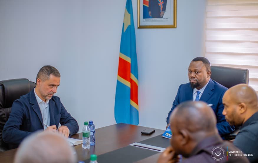 En perspective de l'organisation de l'Université d'été, un colloque des jeunes piloté par le Centre Nord-Sud du Conseil de l'Europe, prévu au mois de juillet prochain en RDC, le Ministre des Droits humains, Me Samuel MBEMBA, a tenu une réunion préparatoire avec le chef adjoint de la coordination de la sécurité sur le terrain du Conseil de l'Europe, Monsieur Claudio Costanza, ce mercredi 15 avril 2026.