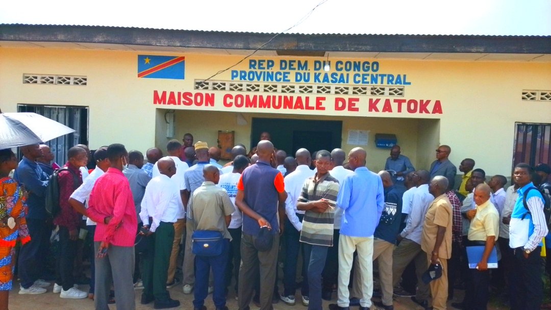 Le bourgmestre de la commune de Katoka à kananga, Junior Kapena, a présidé ce lundi 20 avril 2026 ,une matinée de service réunissant l’ensemble des agents de l’État opérant dans sa juridiction ainsi que les chefs de quartiers.
