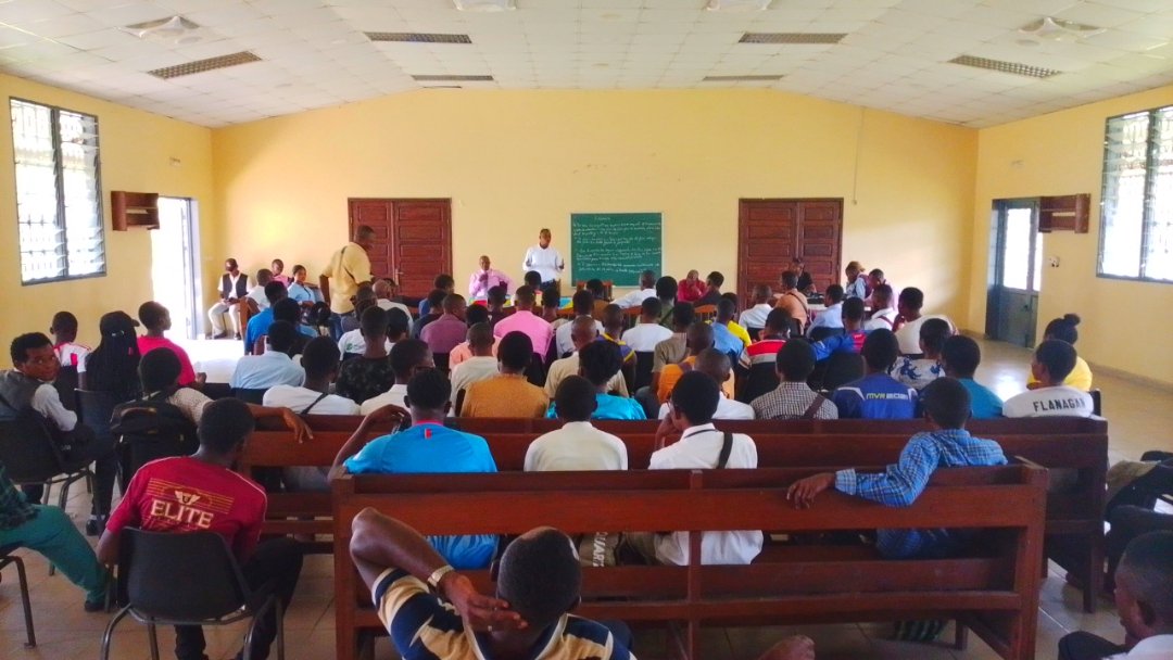 Les élections des jeunes de la commune de Katoka, organisées et lancées ce mardi 21 avril 2026 par le bourgmestre Junior Kapena, ont été officiellement reportées à une date ultérieure.