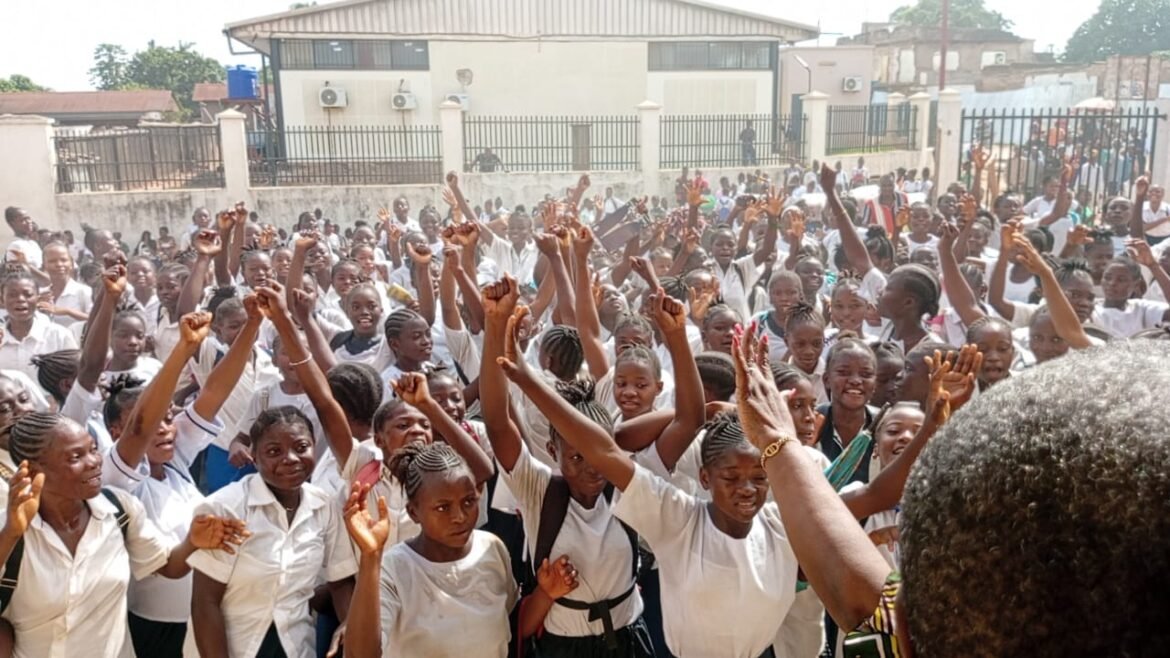 La situation était particulièrement tendue ce mercredi 22 avril 2026 à Tshikapa. Toutes les écoles secondaires publiques dont les élèves bénéficient du Projet d’Apprentissage et d’Autonomisation des Filles (PAAF) ont procédé au renvoi des filles. 