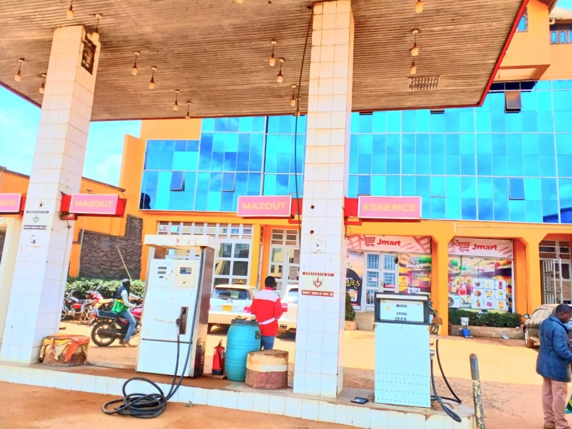 Le prix du carburant connaît une nouvelle hausse dans la ville de Butembo au Nord-Kivu. Le litre d’essence est passé de 4.000 à 5.500 FC, et atteint jusqu’à 6.000 FC dans certaines stations, notamment chez les petits revendeurs appelés « Kadhafi ». À la pompe, le prix tourne autour de 5.000 FC, une situation observée depuis le début de la semaine.