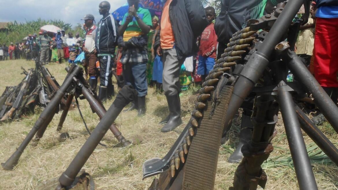 Un tournant notable s’observe au sein de la Convention pour la Révolution Populaire (CRP) dans la province de l’Ituri. Alors que les Forces armées de la République démocratique du Congo (FARDC) intensifient leurs opérations sur le terrain, un cadre influent du mouvement rebelle annonce sa défection et son ralliement aux institutions de la République.