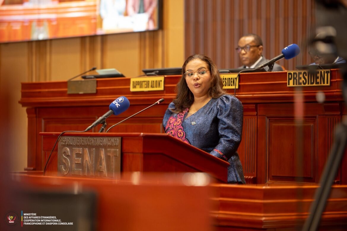 La ministre d’État en charge des Affaires étrangères, Thérèse Kayikwamba Wagner, a présenté et défendu devant le Sénat deux projets de loi portant ratification de l’Accord de paix RDC–Rwanda ainsi que de l’Accord de partenariat stratégique entre la RDC et les États-Unis.