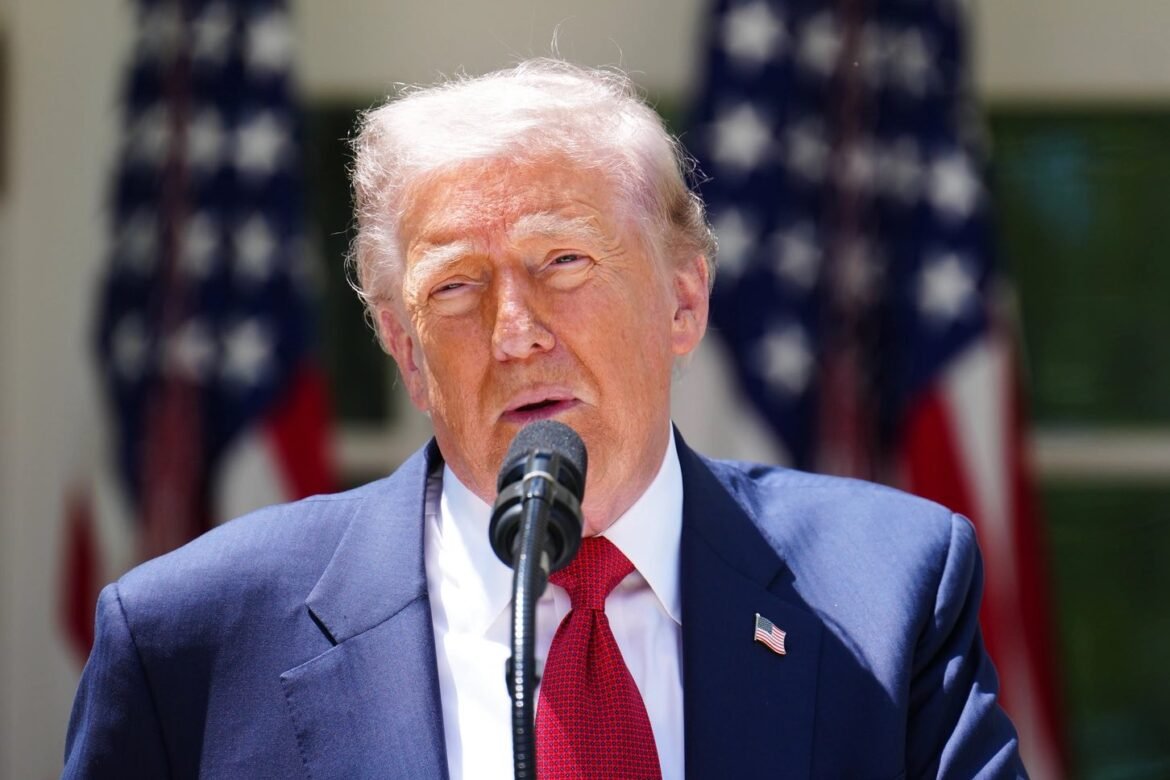 Le président américain Donald Trump a une nouvelle fois créé la polémique en affirmant, vendredi 8 mai 2026, que la République démocratique du Congo aurait vidé ses prisons pour envoyer des détenus vers la frontière entre les États-Unis et le Mexique.