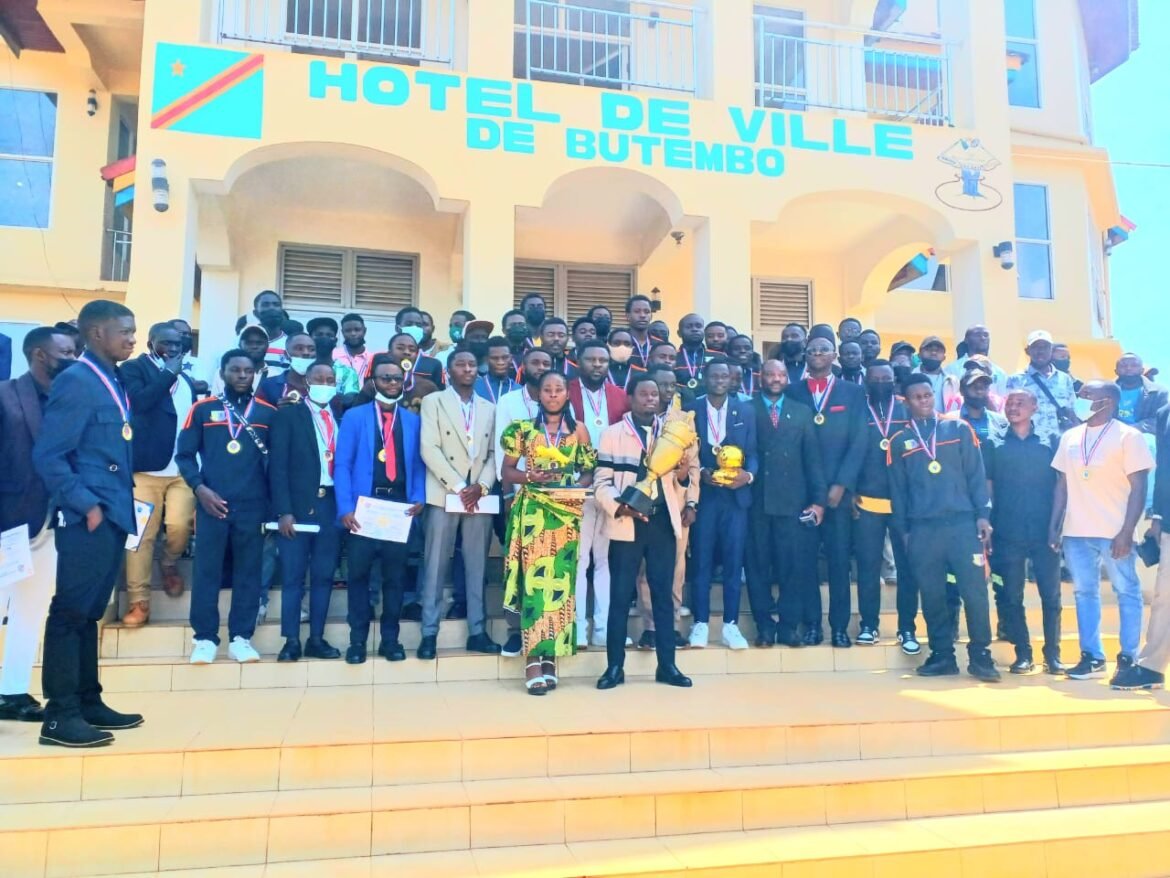 La Représentation des Étudiants du Congo (REC), section Butembo-Lubero, a organisé ce mardi 26 mai une cérémonie officielle de remise des trophées et distinctions aux joueurs ainsi qu’aux différents acteurs ayant pris part au tournoi interuniversitaire baptisé « Tournoi de la Paix ».