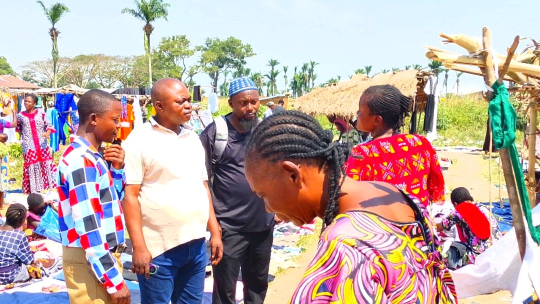 La commission mixte du Conseil communal de Nganza, regroupant les commissions Politique, Administrative et Juridique (PAJ), Environnementale ainsi qu'Économie et Finances (ECOFIN), sous la direction de son président Adolphe Kamba Kamba, a effectué ce mercredi 3 juin 2026 une descente de terrain au marché de Tshikaji dans le cadre de sa mission de contrôle et d'enquête.