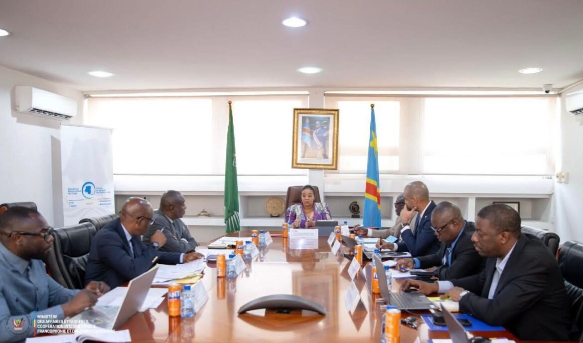 La Ministre d’État, Ministre des Affaires étrangères, de la Coopération internationale, de la Francophonie et de la Diaspora congolaise, S.E. Mme Thérèse Kayikwamba Wagner, a présidé une importante séance de travail avec les Secrétaires généraux aux Affaires étrangères et à la Coopération internationale afin d’évaluer les dossiers prioritaires du deuxième trimestre 2026.