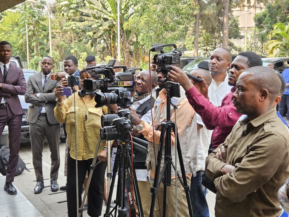 Le Ministre des Droits Humains, Samuel Mbemba Kabuya, a présidé ce mercredi 24 juin 2026 à Kinshasa une réunion de concertation réunissant les représentants des partis politiques de l’opposition, de la majorité ainsi que des organisations de la société civile.